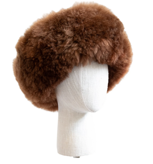 Head model wearing Titicaca’s brown Altiplano alpaca-fur ski hat with a rounded silhouette.